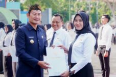 Bupati Lamongan Yuhronur menyerahkan SK pengangkatan CPNS dan PPPK