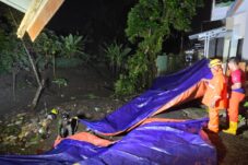 Hujan Selama Tiga Jam di Kota Blitar Sebabkan Banjir dan Longsor di 26 Titik, 4 Warga Dievakuasi 8 Salah satu titik jalan ambles dan longsor akibat tergerus banjir, di Perumahan Puri Kenari Asri Kota Blitar, ancam rumah warga. (Foto: Novianto/tagarjatim.id)