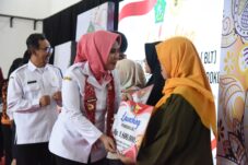 Wabup Sidoarjo Mimik Idayana secara simbolis serahkan BLT pada buruh pabrik rokok, Rabu (21/5/2025) (Foto : Eleanor/tagarjatim.id)