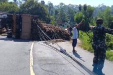 Truk Tebu Terguling Tutup Jalur Nasional Blitar Malang 19 Truk Tebu Terguling Tutup Jalur Nasional Blitar Malang