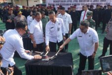 Pegawai Ditjen PAS beserta sejumlah stakeholder terkait memusnahkan gawai hasil operasi barang terlarang dalam lapas se-Jawa Timur, Rabu (21/5/2025) (Foto : Eleanor/tagarjatim.id)