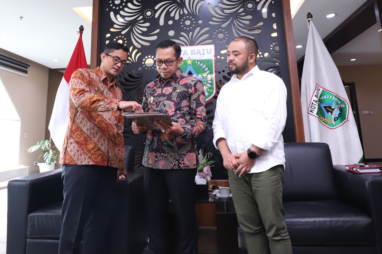 Prosesi penyerahan sertifikat aset redistribusi tanah dari Kantor Pertanahan kepada Pemerintah Kota Batu, Jumat (16/5/2025). (Foto" Moch. Firman/tagarjatim.id)