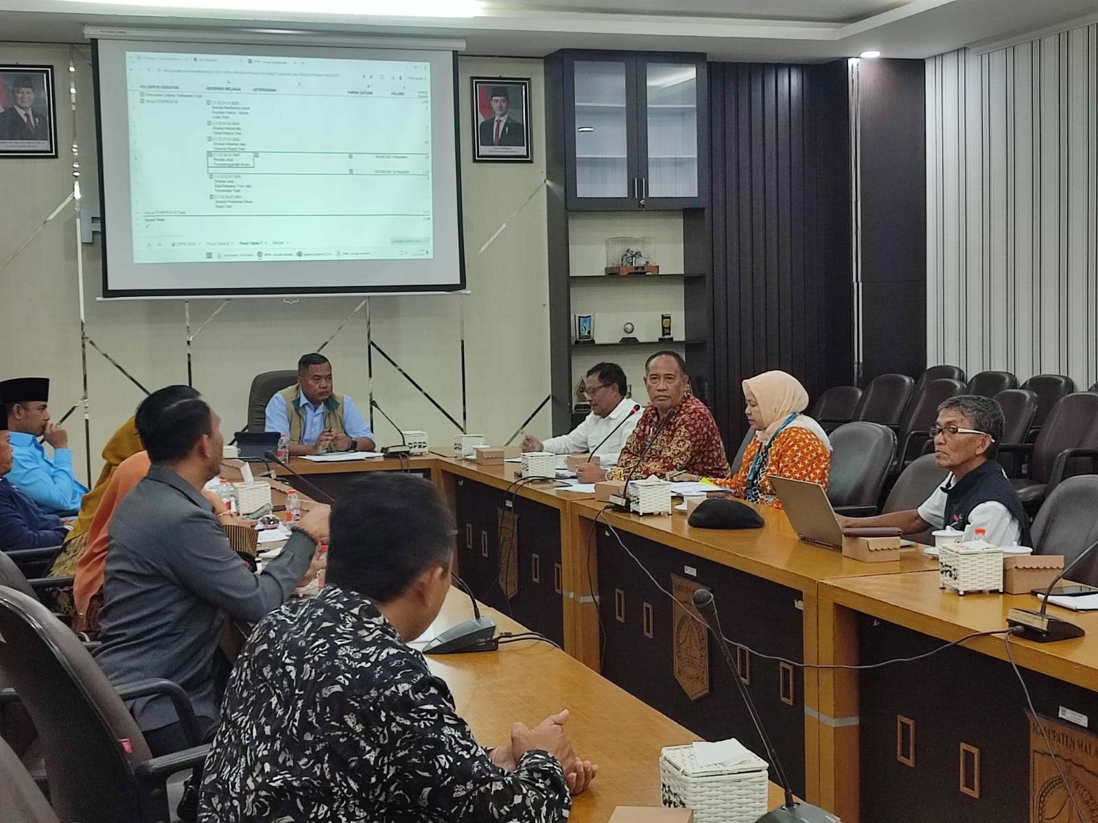 Komisi IV DPRD Kabupaten Malang saat melaksanakan rapat kerja dengan Dispora serta KONI, Jumat (16/5/2025). (Foto: Istimewa)