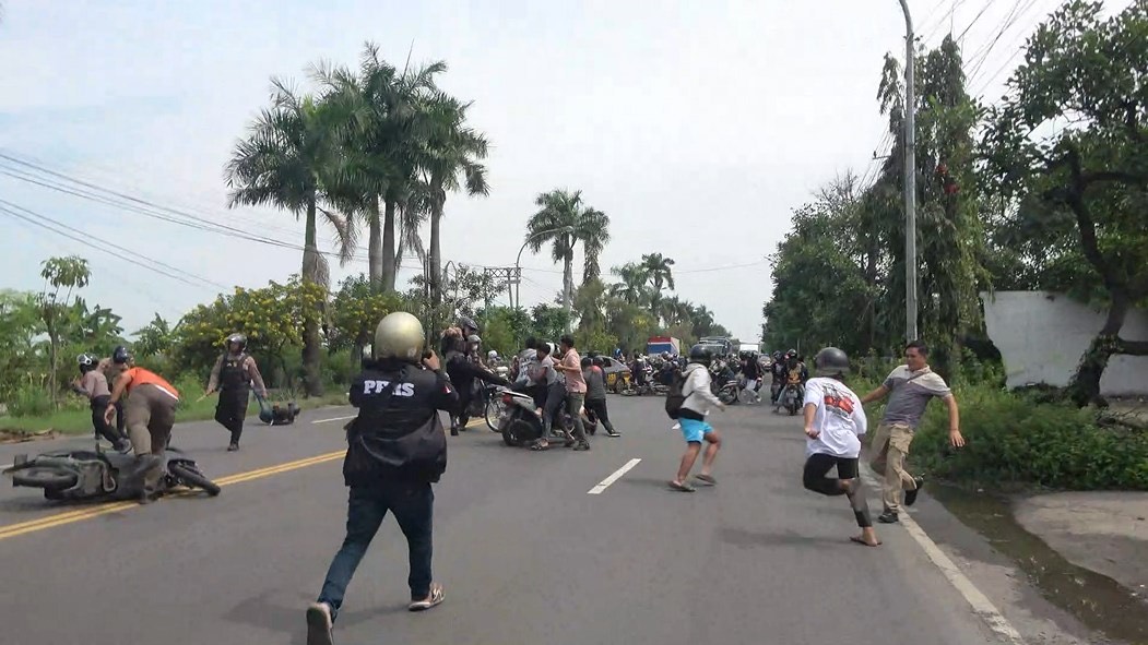 Polisi bubarkan konvoi di jalan raya pantura lamongan polisi amankan puluhan pemuda (sapari/tagarjatim.id)