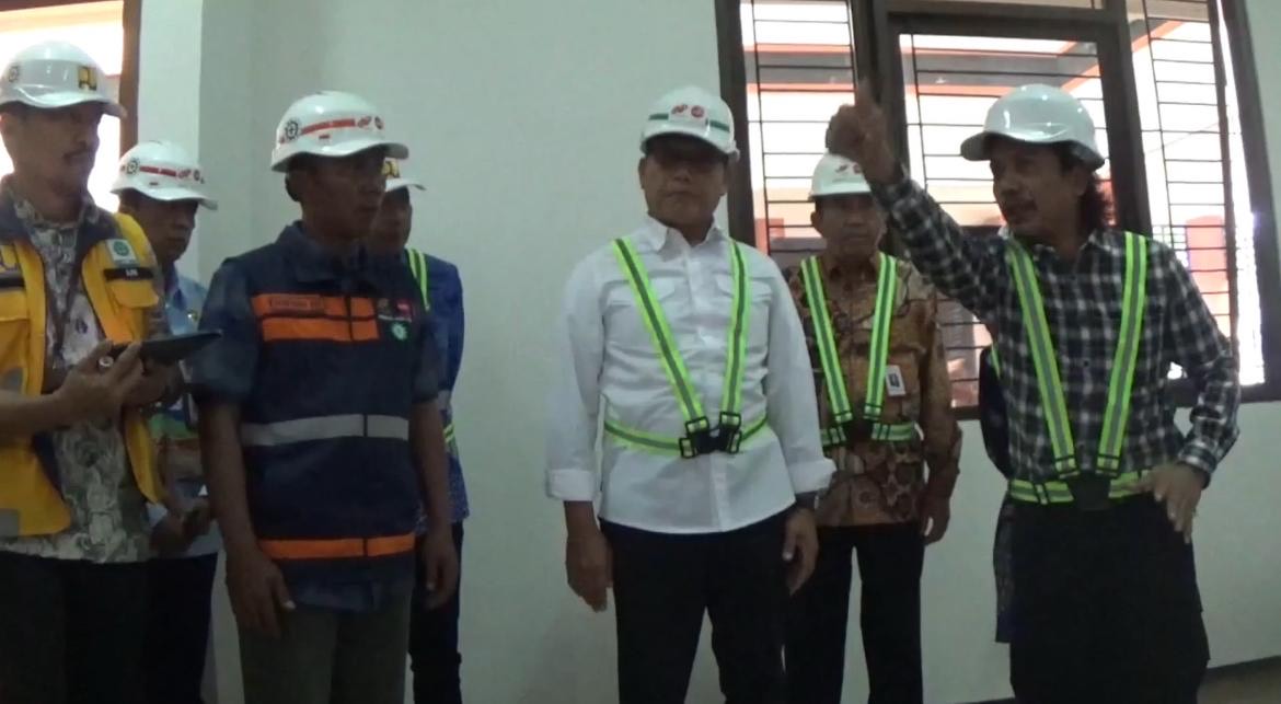 Kepala Kantor Staf Presiden Republik Indonesia, Letjen TNI (Purn) Anto Mukti Putranto, meninjau langsung kesiapan Sekolah Rakyat yang berlokasi di lingkungan Politeknik Kota Malang, Jumat (20/6/2025).