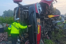 Bus AKAP Denpasar - Cirebon Terguling di Tol Jomo, 15 Penumpang Luka Luka