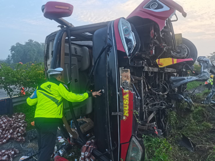 Bus AKAP Denpasar - Cirebon Terguling di Tol Jomo, 15 Penumpang Luka Luka