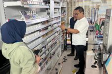 Petugas kepolisian Sektor Nglegok, melakukan olah tkp pasca pencurian dengan pemberatan di swalayan berjejaring, di Desa Sumberasri ( dok. Humas Polres Blitar Kota untuk tagarjatim.id)