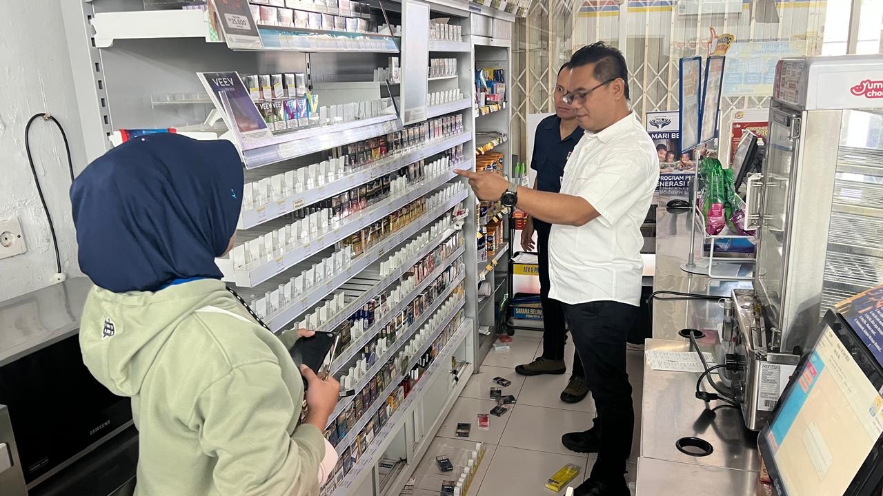 Maling Bercadar Kaos, Jebol Plafon Swalayan, Gasak Rokok Senilai Belasan Juta 3 Petugas kepolisian Sektor Nglegok, melakukan olah tkp pasca pencurian dengan pemberatan di swalayan berjejaring, di Desa Sumberasri ( dok. Humas Polres Blitar Kota untuk tagarjatim.id)