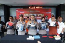 Kapolresta Malang Kota Kombespol Nanang Haryono (tengah) menunjukkan barang bukti yang digunakan tersangka melakukan tindak kejahatan (Istimewa)