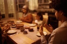 Keluarga Menjalankan Ibadah Puasa (istock)