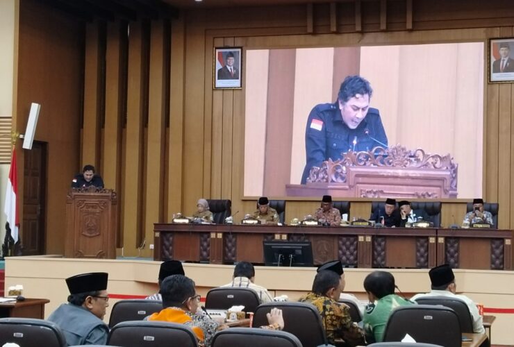 Ketua fraksi PDI P DPRD Kabupaten Malang Abdul qodir saat menyampaikan pandangan dalam rapat paripurna, Senin (2/6/2025) sore.
