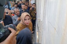 Wabup Sidoarjo Mimik Idayana sempat tak bisa masuk saat gerbang pabrik terkunci rapat dari dalam, Senin (2/6/2025)(Foto : Eleanor/tagarjatim.id)