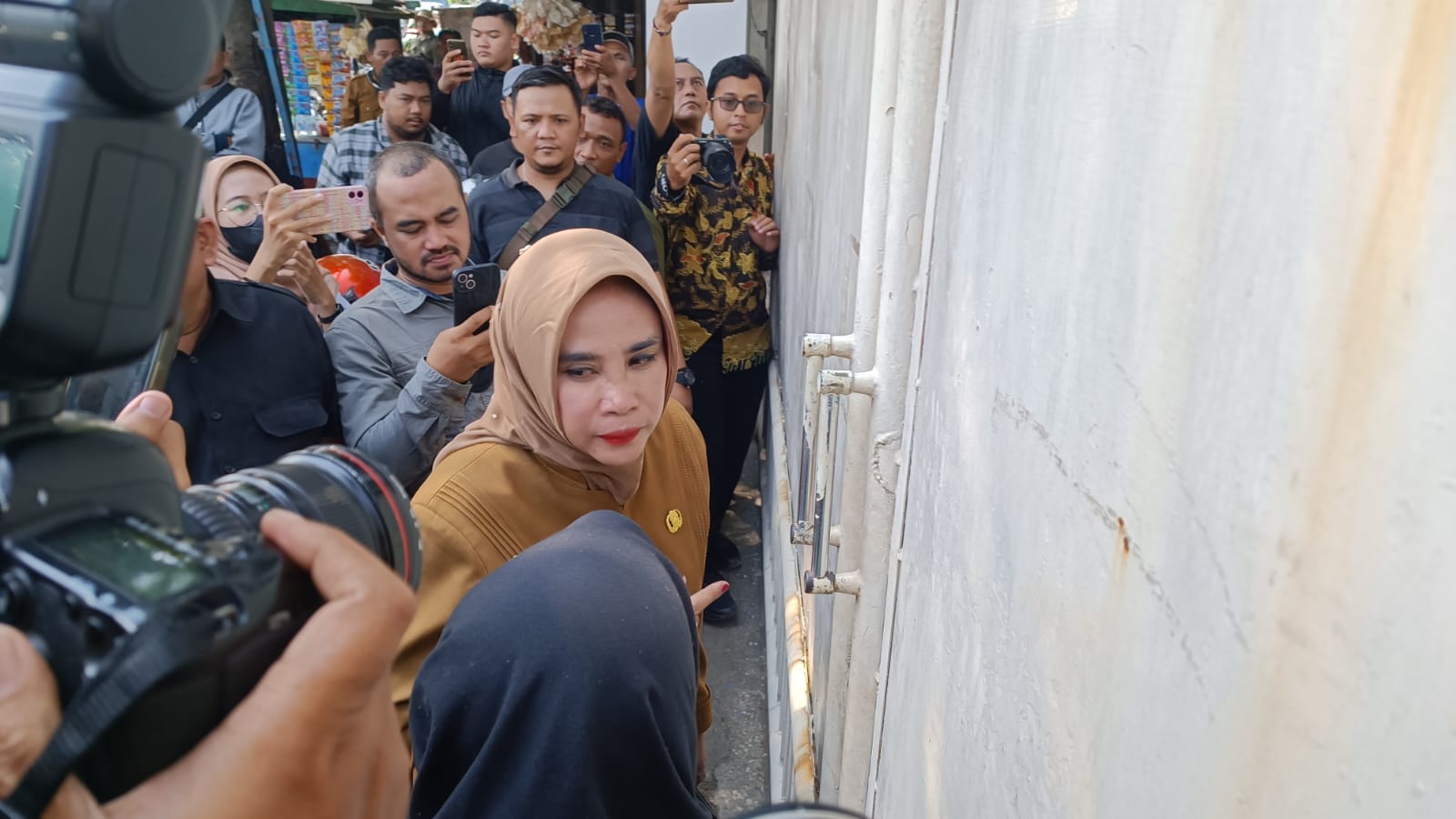Wabup Sidoarjo Mimik Idayana sempat tak bisa masuk saat gerbang pabrik terkunci rapat dari dalam, Senin (2/6/2025)(Foto : Eleanor/tagarjatim.id)