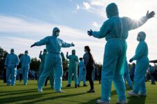 Sebuah gambaran banyak tenaga kesehatan memakai APD saat covid-19 menjangkiti banyak orang. (Foto : Ilustrasi)