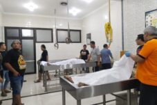 Dua pelaku saat di Kamar Mayat RS Bhayangkara Polda Jatim, Selasa (3/6/2025)(Foto : Eleanor/tagarjatim.id)