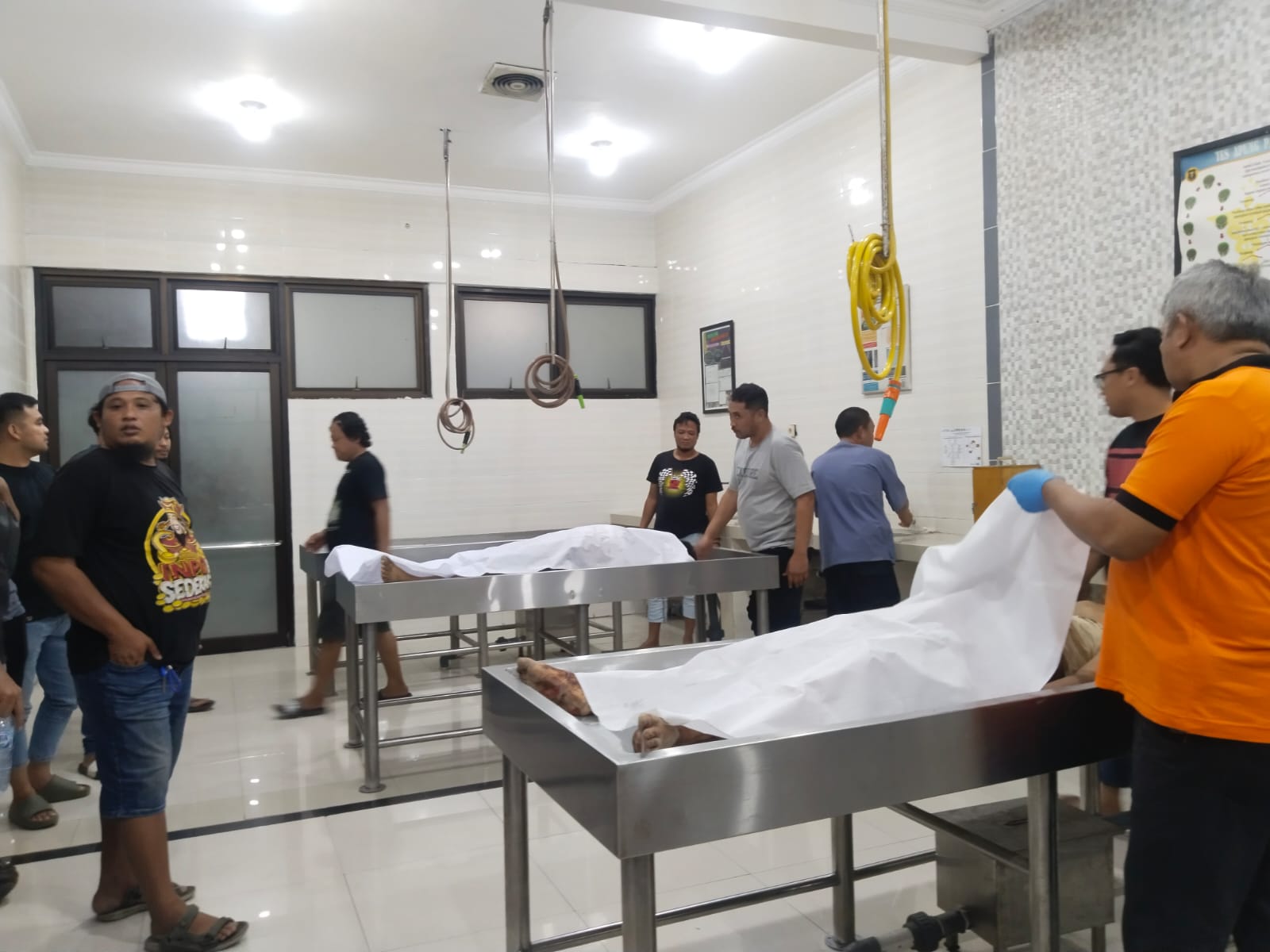Dua pelaku saat di Kamar Mayat RS Bhayangkara Polda Jatim, Selasa (3/6/2025)(Foto : Eleanor/tagarjatim.id)