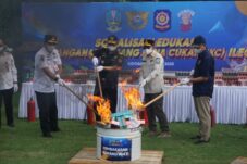 Proses pemusnahan rokok ilegal dengan cara dibakar di halaman Kantor Bea Cukai Jawa Timur, Rabu (4/6/2025) (Foto : Eleanor/tagarjatim.id)