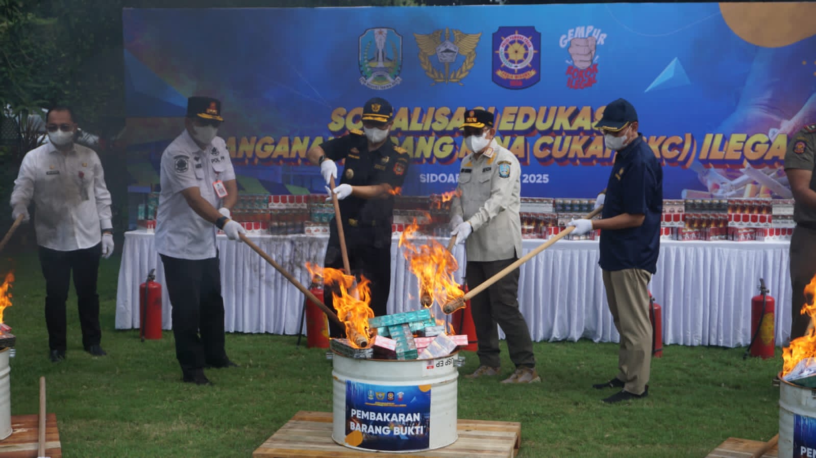 Proses pemusnahan rokok ilegal dengan cara dibakar di halaman Kantor Bea Cukai Jawa Timur, Rabu (4/6/2025) (Foto : Eleanor/tagarjatim.id)