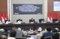 DPRD Sahkan Raperda APBD 2024, Banyak Catatan untuk Pemkot Batu 7 DPRD Kota Batu bersama Pemerintah Kota Batu secara resmi menetapkan Rancangan Peraturan Daerah (Raperda) tentang Pertanggungjawaban Pelaksanaan APBD Tahun Anggaran 2024 melalui rapat paripurna yang digelar, Rabu (4/6/2025).