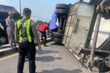 Sopir Kelelahan dan Silau, Truk LPG 15 Ton Terguling di Jembatan di Sidoarjo