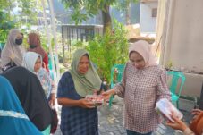 Wabup Sidoarjo Mimik Idayana secara langsung memberikan daging kurban pada masyarakat di tempat tinggalnya, Jumat (6/6/2025) (Foto : Eleanor)