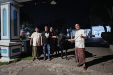 Eko Yunianto, anggota DPRD Jatim dari PDI-P, saat mengantarkan sapi ke masjid terdekat untuk disembelih. (Istimewa)