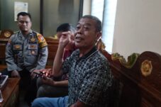 Kusnadi, mantan ketua DPRD Jatim saat memberikan klarifikasi di Mapolsek Balongbendo, Senin (9/6/2025). (Foto : Eleanor/tagarjatim.id)