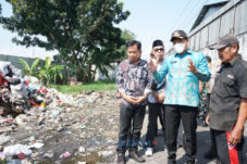 Gregetan Bau Sampah di TPS3R Ngampelsari Sangat Menyengat, Bupati Sidoarjo Langsung Minta DLHK Ambil Alih 15 Gregetan Bau Sampah di TPS3R Ngampelsari Sangat Menyengat, Bupati Sidoarjo Langsung Minta DLHK Ambil Alih