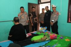 Hari Bhayangkara ke-79, Kapolres Malang Sambangi Anggota Sakit dan Purnawirawan Polri 4 Kapolres Malang AKBP Danang Setiyo P.S beserta rombongan saat mengunjungi anggota Polres Malang yang sedang sakit, Jumat (13/6/2025) (Humas Polres Malang)