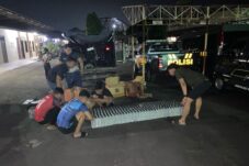 Petugas polres Blitar amankan dua orang pembawa ratusan botol arak, di jalan raya Talun (dok. Humas Polres Blitar untuk tagarjatim.id)