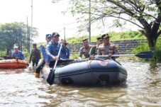 Forkopimda Sidoarjo meninjau secara langsung kondisi banjir di wilayah Porong,Sidoarjo yang sudah tergenang sejak kemarin, Selasa (17/6/2025). (Foto : Istimewa)
