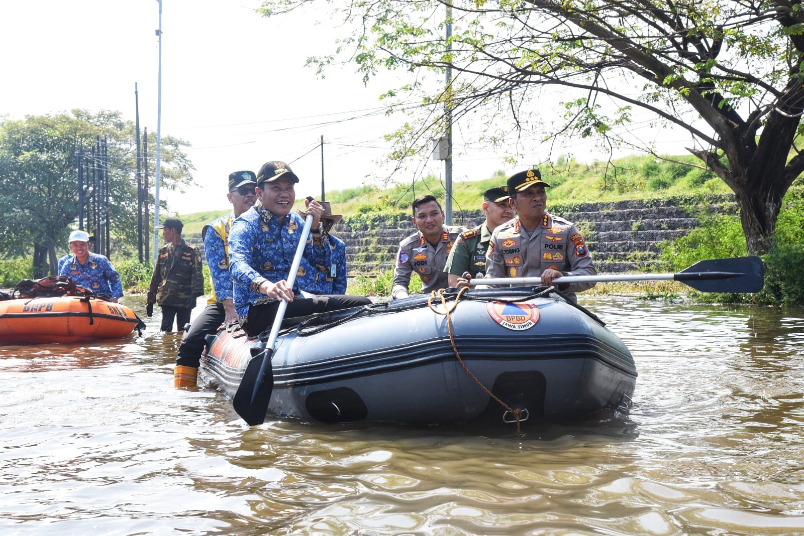 Forkopimda Sidoarjo meninjau secara langsung kondisi banjir di wilayah Porong,Sidoarjo yang sudah tergenang sejak kemarin, Selasa (17/6/2025). (Foto : Istimewa)