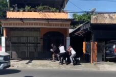 Tangkapan layar Tiga Mahasiswa dihalau petugas paspampres saat bawa poster, jelang kedatangan iring iringan wapres Gibran di jalan Kalimantan (istimewa untuk tagarjatim.id)