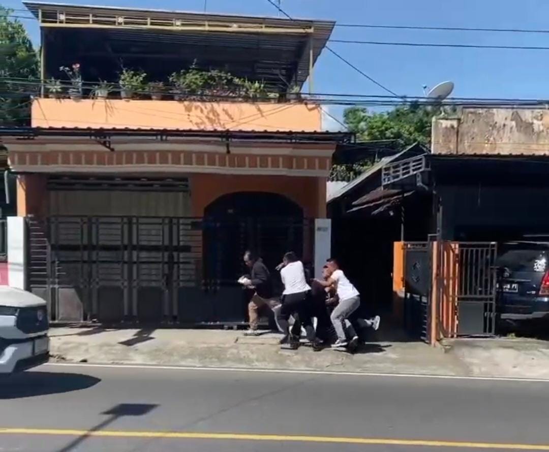 Tangkapan layar Tiga Mahasiswa dihalau petugas paspampres saat bawa poster, jelang kedatangan iring iringan wapres Gibran di jalan Kalimantan (istimewa untuk tagarjatim.id)