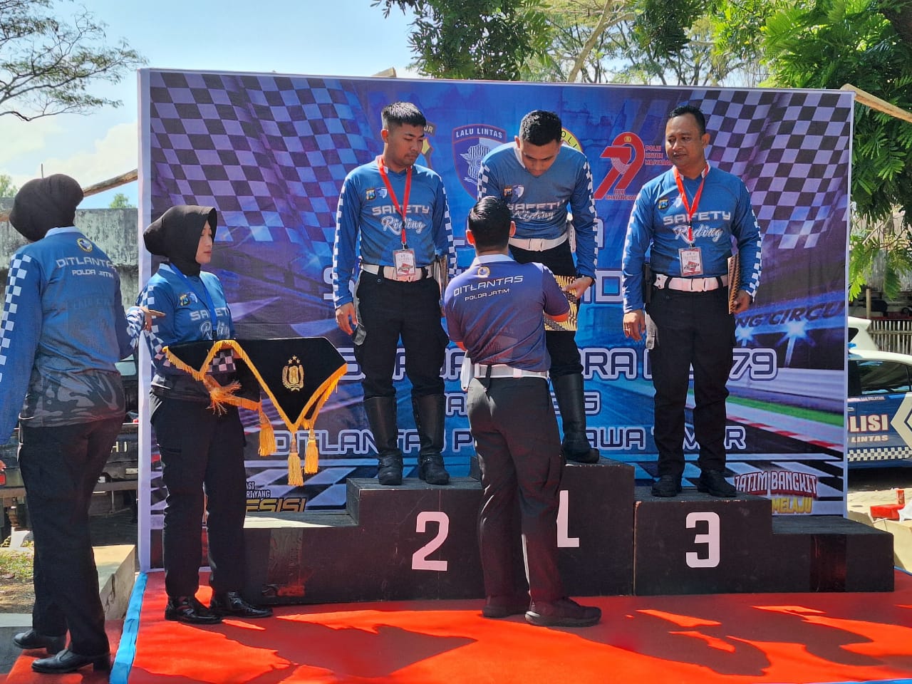 Satlantas Polres Batu Raih Juara 1 Lomba Safety Riding Polda Jatim 1 Lomba Safety Riding tingkat Polda Jatim yang digelar oleh Ditlantas Polda Jawa Timur, dalam rangka memperingati Hari Bhayangkara ke-79. Kegiatan ini berlangsung di Halaman Stadion Brantas, Kota Batu, Rabu (18/6/2025).