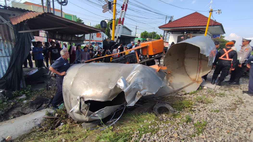 Warga berkerumun melihat kondisi truk tangki yang ringsek