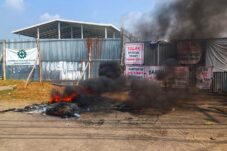 Suasana eksekusi lahan di Tambakoso, Sidoarjo diwarnai sejumlah aksi penolakan dari warga, Rabu (18/5/2025). (Foto : Eleanor/tagarjatim.id)