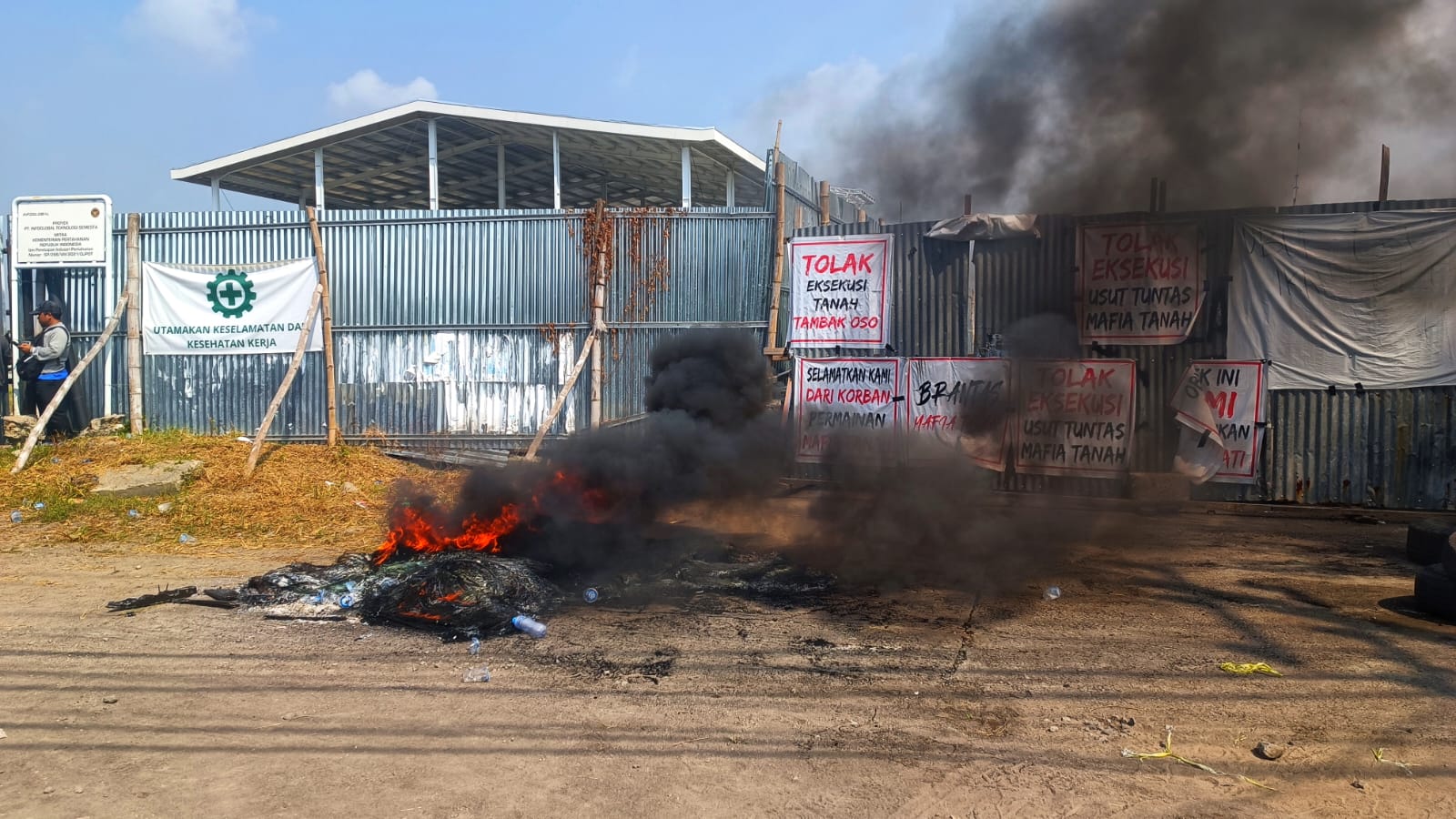 Suasana eksekusi lahan di Tambakoso, Sidoarjo diwarnai sejumlah aksi penolakan dari warga, Rabu (18/5/2025). (Foto : Eleanor/tagarjatim.id)
