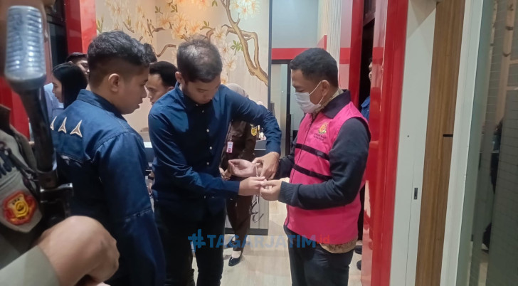 Petugas pasang borgol pada tersangka dugaan korupsi Rp 3 miliar di Surabaya