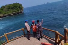 Tim gabungan dari Polsek Gedangan, Satpolairud Polres Malang, Koramil Gedangan, Perhutani, perangkat desa, Lembaga Masyarakat Desa Hutan (LMDH), serta tim SAR saat melalukan pencarian korban (21/6/2025) (Dok. Humas Polres Malang)