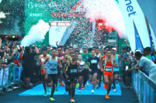 Sejumlah pelari mampu mencapai garis finish usai melahap menu rute lari yang disediakan panitia, Minggu (22/6/2025). (Foto : Eleanor)