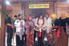 Pemotongan pita oleh Wabup Sidoarjo Mimik Idayana bersama Pakuncen Gubuk Praja Ananta Raya menjadi simbol peresmian di Taman Tanjung Puri, Sidoarjo, Minggu (22/6/2025). (Foto : Eleanor)