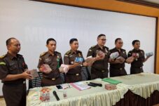 Kejari Kabupaten Blitar menunjukkan uang titipan pengganti korupsi DAM Kali Bentak senilai 1,1 miliar rupiah. (Novianto, tagarjatim.id)