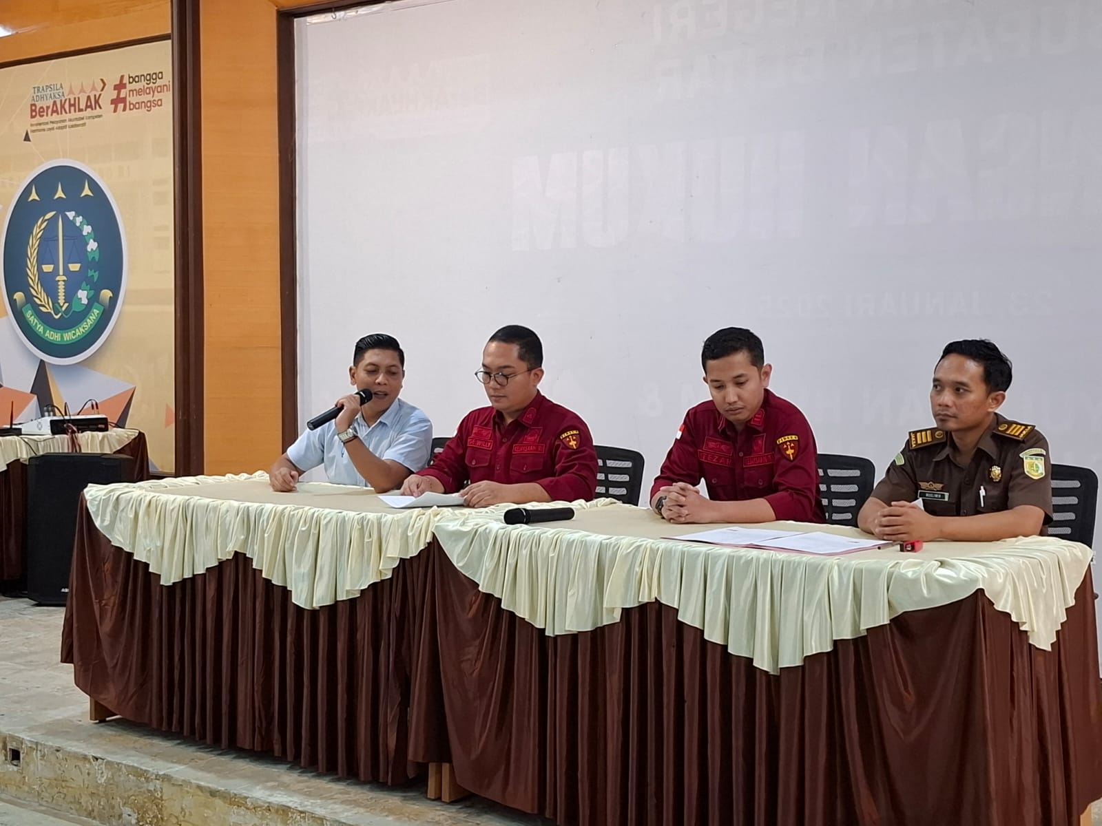 Kejari Kabupaten Blitar, gelar konpers pengembalian uang setengah miliar pengurusan perkara dugaan korupsi, ke istri seorang tersangka korupsi Dam Kali Bentak (Foto: Novianto/ tagarjatim.id)