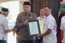 Penyerahan secara simbolis SK Badan Hukum Koperasi Desa Merah Putih di Ppendopo Agung Kabupaten Malang, Rabu (25/06/2025). (Foto: Abdullah/tagarjatim.id)
