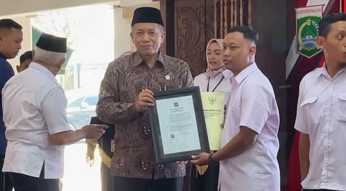 Penyerahan secara simbolis SK Badan Hukum Koperasi Desa Merah Putih di Ppendopo Agung Kabupaten Malang, Rabu (25/06/2025). (Foto: Abdullah/tagarjatim.id)