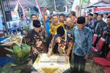 Menteri Desa Pembangunan Daerah Tertinggal Republik Indonesia Yandri Susanto didampingi Bupati Malang, HM Sanusi saat menandatangani prasasti peresmian Kopdes Merah Putih di Kecamatan Tajinan, Kamis (26/6/2025). (Foto: Abdullah/tagarjatim.id)