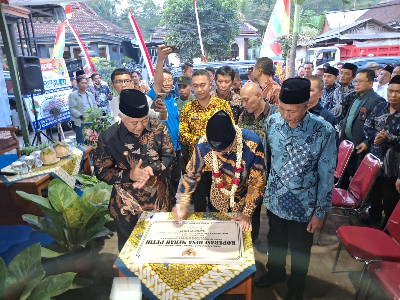 Menteri Desa Pembangunan Daerah Tertinggal Republik Indonesia Yandri Susanto didampingi Bupati Malang, HM Sanusi saat menandatangani prasasti peresmian Kopdes Merah Putih di Kecamatan Tajinan, Kamis (26/6/2025). (Foto: Abdullah/tagarjatim.id)