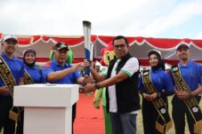 Prosesi serah terima Obor Kirab Api Porprov Jatim IX dari Bupati Malang, M. Sanusi kepada Wali Kota Batu, Nurochman.